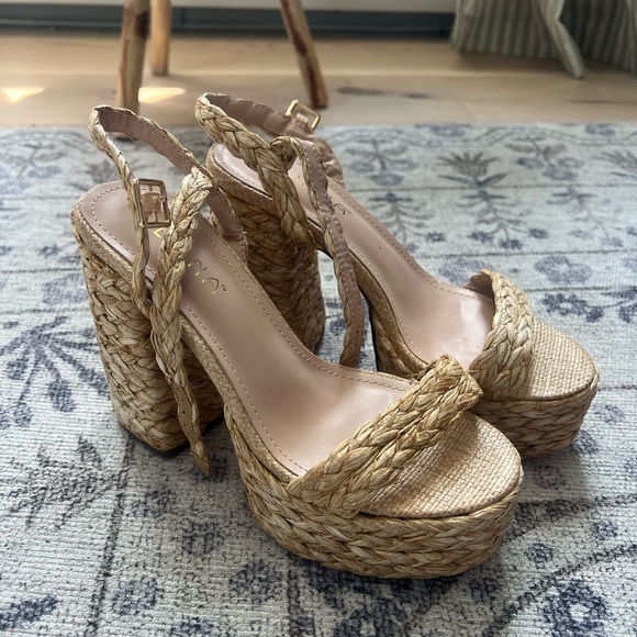 Liliana Women's Beige Woven Platform Sandals - Picture 2 of 2